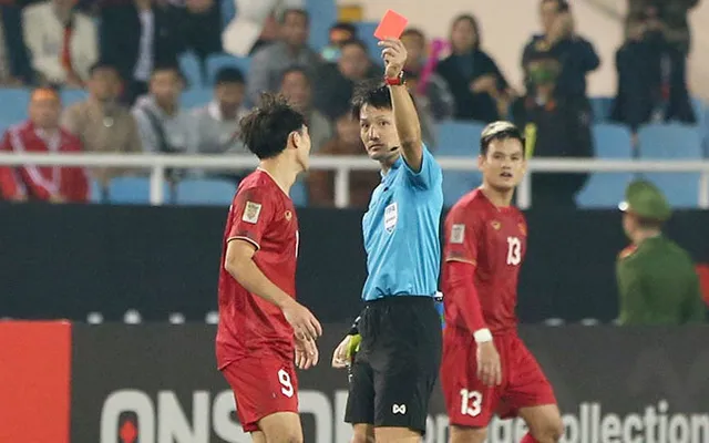 Kèo Việt Nam với Malaysia: Văn Toàn tỏa sáng dù bị thẻ đỏ sớm.